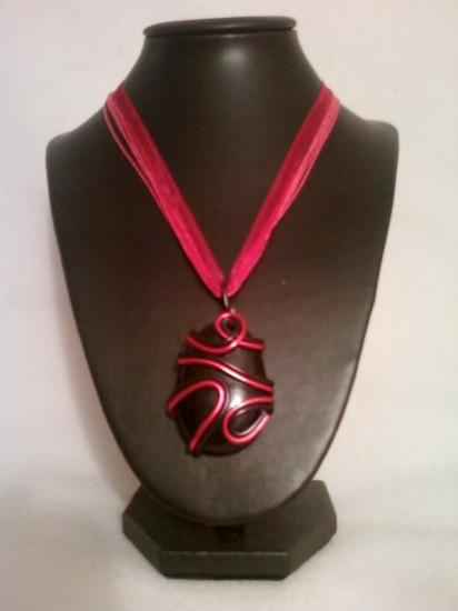 Black n Pink Mystica 1 - Collier en fil noir et rose avec une perle de verre noire - 13 €