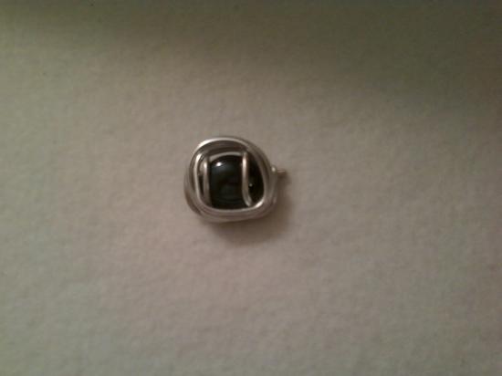 Broche en fil argenté avec une perle de verre noire - 10 €