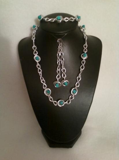 Modèle présenté en Turquoise / collier : 22 €,  bracelet : 13 € et boucles d'oreilles : 10 €