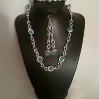 Modèle présenté en Turquoise / collier : 22 €,  bracelet : 13 € et boucles d'oreilles : 10 €