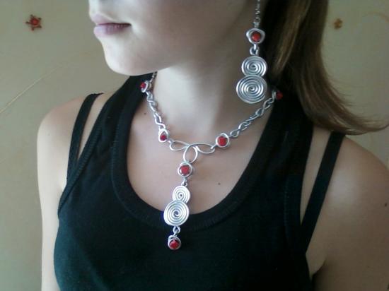 Modèle présenté en Jaspe Rouge / collier : 24 € et boucles d'oreilles : 12 €