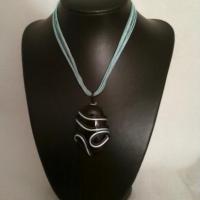 Black n Blue Mystica - Collier en fil noir et bleu avec une perle de verre noire - 13 €