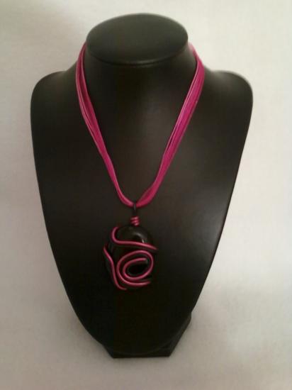 Black n Pink Mystica 2 - Collier en fil noir et rose avec une perle de verre noire - 13 €