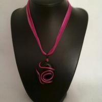 Black n Pink Mystica 2 - Collier en fil noir et rose avec une perle de verre noire - 13 €