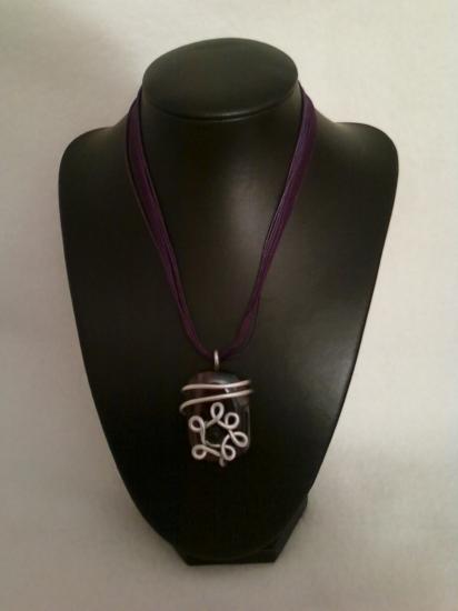 Flower Mystica - Collier en fil argenté avec une perle noire et une perle de verre violette - 13 €