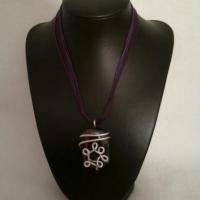 Flower Mystica - Collier en fil argenté avec une perle noire et une perle de verre violette - 13 €