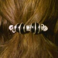 Barrette à cheveux en fil argenté avec des perles de verre noires - 11 €