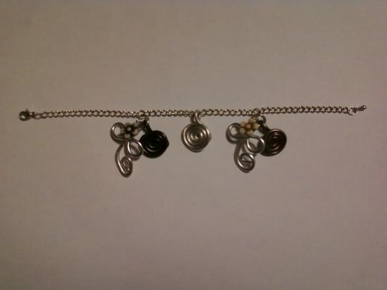 Bracelet Fleurs en fil argenté, noir et marron - 12 €